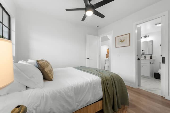 Táto príjemná izba pre hostí ponúka mäkkú posteľnú bielizeň, zemité akcenty a priamy prístup do modernej kúpeľne. Pokojné útočisko v tomto Airbnb Crown Point – ideálne na dobitie energie po preskúmaní slnečného San Diega a prechádzke po neďalekom zálive.