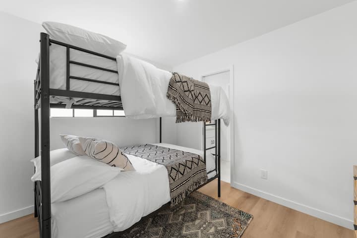 Táto izba s poschodovými lôžkami v Crown Point na Airbnb je ideálna pre deti alebo ďalších hostí. Má pohodlnú posteľnú bielizeň, zábavné vzory a čistú modernú estetiku. Skvelé miesto na dobitie energie po plážových dobrodružstvách v blízkosti Mission Bay!