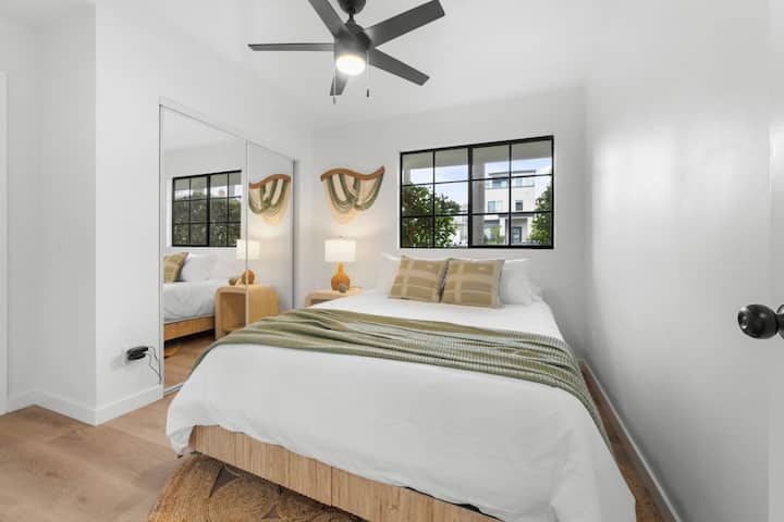 Táto útulná spálňa sa vyznačuje prírodnými textúrami, hravým umeleckým umením a mäkkým osvetlením. Relaxačný kútik vo vašom Crown Point Airbnb – ideálny na dobitie energie po dni na pláži alebo na rannú kávu v slnečnom San Diegu.