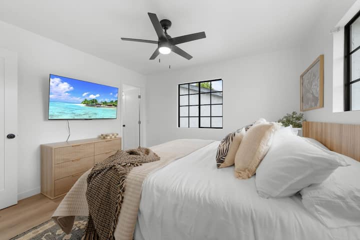 Vychutnajte si pokojné noci v tejto útulnej spálni s plyšovou manželskou posteľou, inteligentnou televíziou a mäkkým prirodzeným svetlom. Upokojujúci oddych v Crown Point Airbnb – len pár minút od pobrežia San Diega a atrakcií pri pláži.