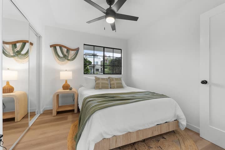 Táto pokojná spálňa má zemité tóny, útulnú posteľnú bielizeň a veľké okná s výhľadom na Crown Point. Dokonalý moderný pobyt na pobreží pre pokojné noci po preskúmaní neďalekého zálivu a pulzujúcej plážovej scény San Diega.