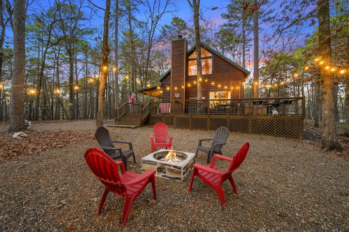Cozy Cabin With Hot Tub, Fire Pit & Cornhole - Hochatown, OK