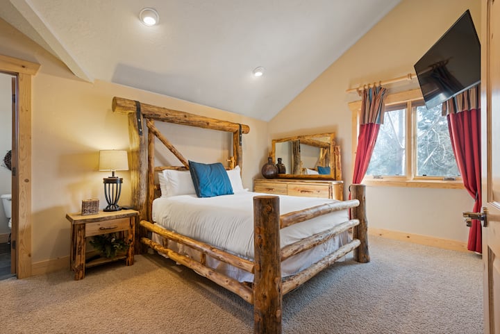 Manželská posteľ s posteľnou bielizňou v hotelovej kvalite a vlastnou kúpeľňou.