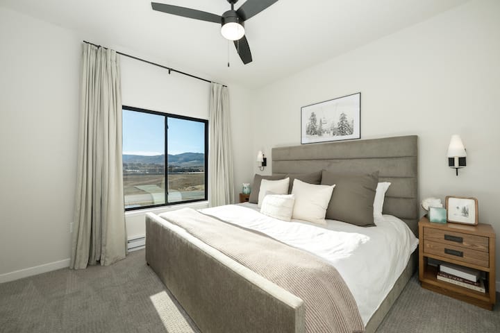 Отпуснете се в самостоятелната си спалня с изглед към планината, меко спално бельо и модерен комфорт за перфектна почивка.