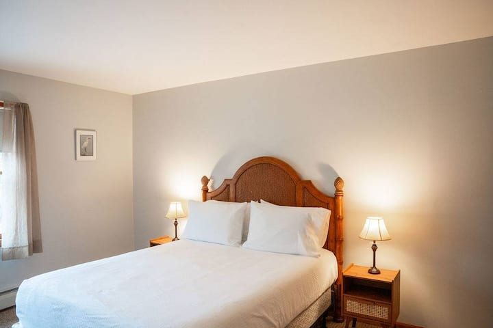 Smjestite se u ovu primamljivu spavaću sobu s queen size krevetom, puno prostora za pohranu i mekim, umirujućim osvjetljenjem.