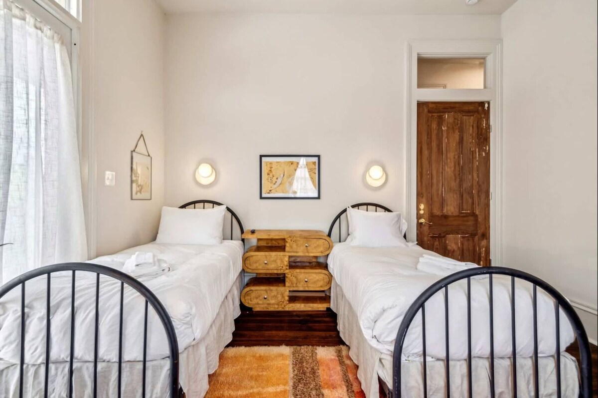 卧室配备两张单人床，可拼成一张特大床，并配备现代化的壁灯。