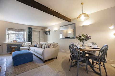 Popular Airbnb listing: Charming Cotswold Cottage in Central Winchcombe in Winchcombe