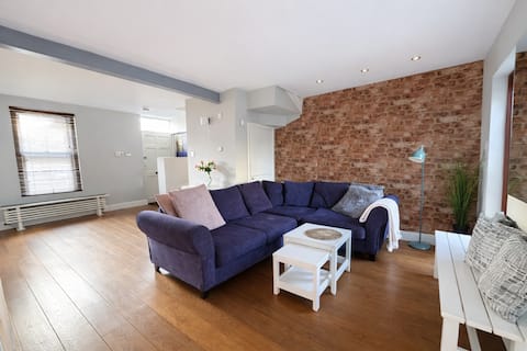 Popular Airbnb listing: Contemporary 2BDR City Retreat in Phibsborough