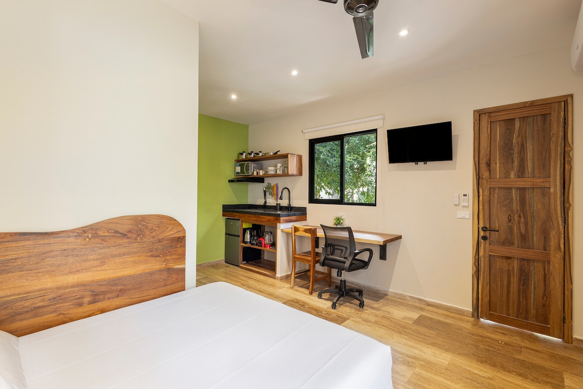 Dubbelsäng, ergonomisk stol, fullt utrustat pentry, luftkonditionering, fönster, Roku TV