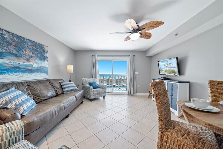 Disfruta de la comodidad costera en este salón bellamente decorado. Cuenta con un lujoso sofá cama para invitados adicionales y acceso directo a tu balcón privado con vistas a las tranquilas aguas.