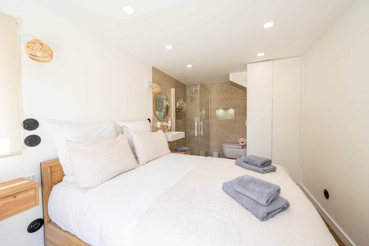 Tretia spálňa s manželskou posteľou Queen, sprchou a toaletou