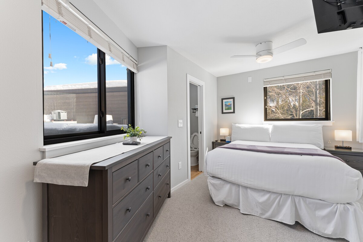 Glavna spavaća soba s bračnim krevetom (160 – 179 cm), polu-kupaonicom, TV-om ravnog ekrana i velikim prozorima sa svih strana. 