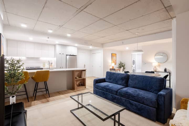 ห้องนั่งเล่นพื้นที่รับประทานอาหารและห้องครัว