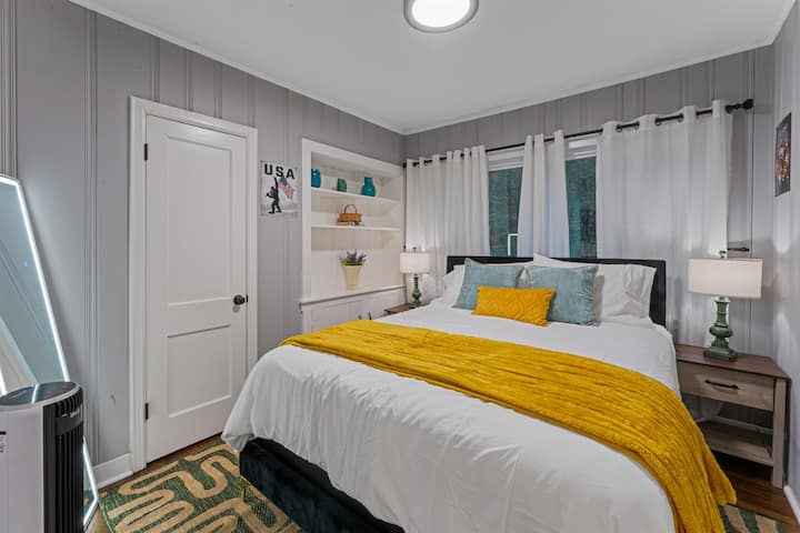 Прекрасно декорирана спална соба со уметнички дела од музичари, мек брачен кревет (широк 150 – 179 см) и приватен паметен телевизор за опуштање навечер.