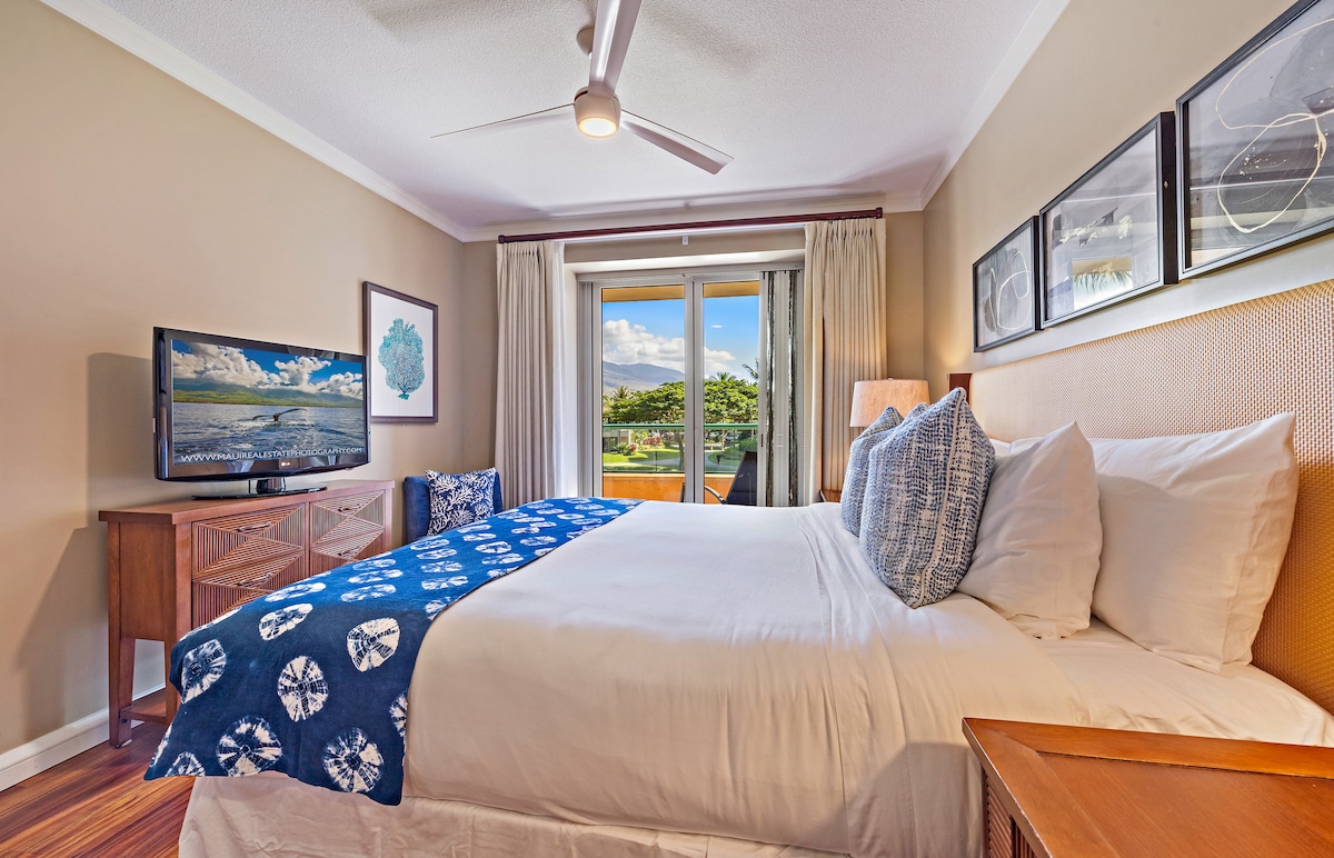 הירגעו בחדר שינה שלו עם מיטת קינג סייז מפוארת, מצעים רעננים וחלונות גדולים המשקיפים על נוף טרופי שופע.