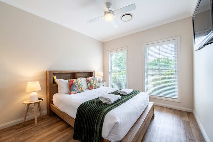 Спалня 3 – двойно легло, телевизор + дрешник