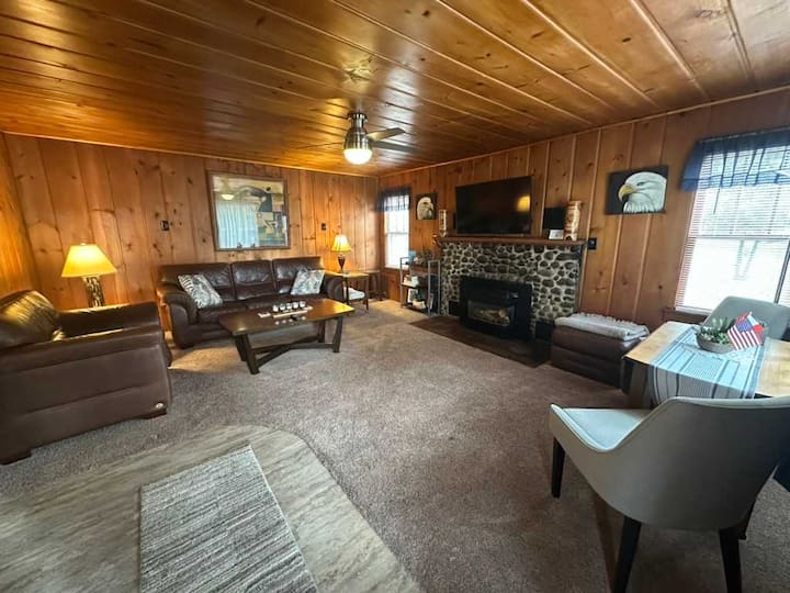 Hidden Cabin Getaway - East Tawas, MI