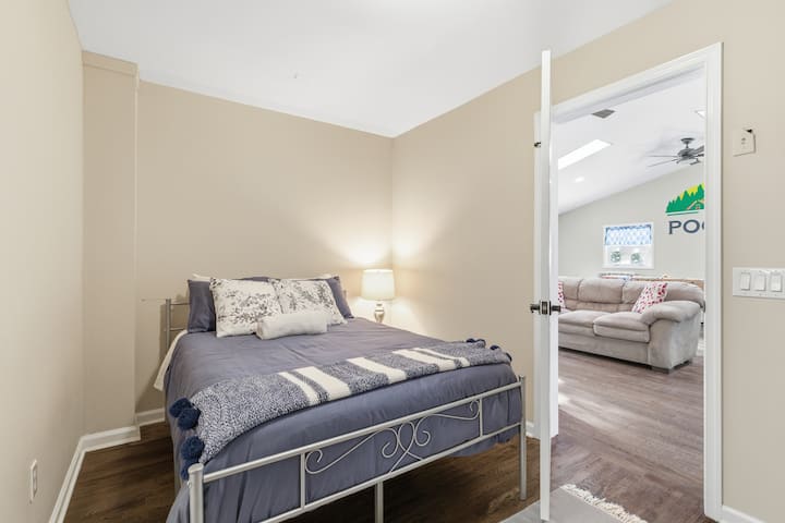 Útulná spálňa vedľa svetlíka – pohodlná posteľ, drevené podlahy.