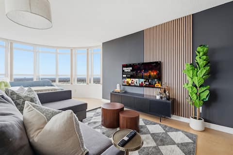 Popular Airbnb listing: Stylish 2br High-Rise | Sleeps 7 | YYZ in City Centre
