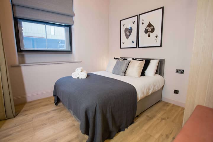 Dormitorio moderno y lujoso.