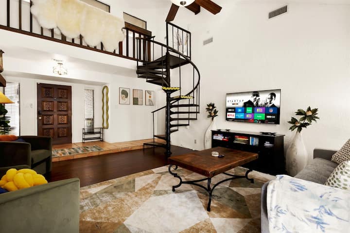Game Lounge + Fire Table Retreat W/ Private Pool - Hollywood Park - San Antonio