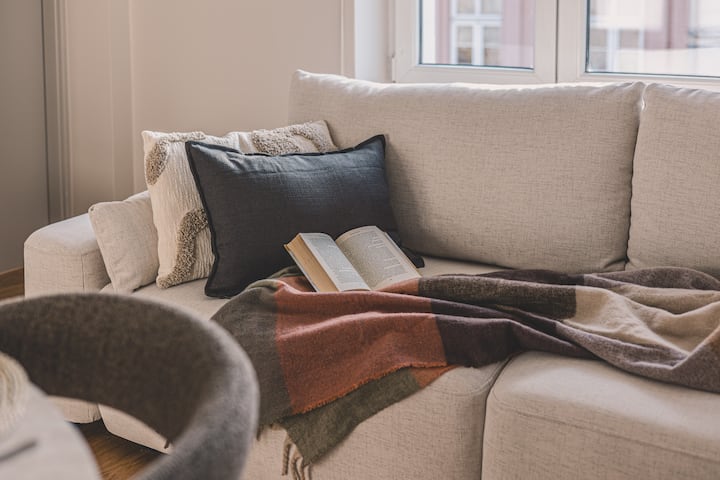 რბილი ბალიშები, თბილი პლედი — თქვენი მყუდრო კუთხე ქალაქში გატარებული დღის შემდეგ.