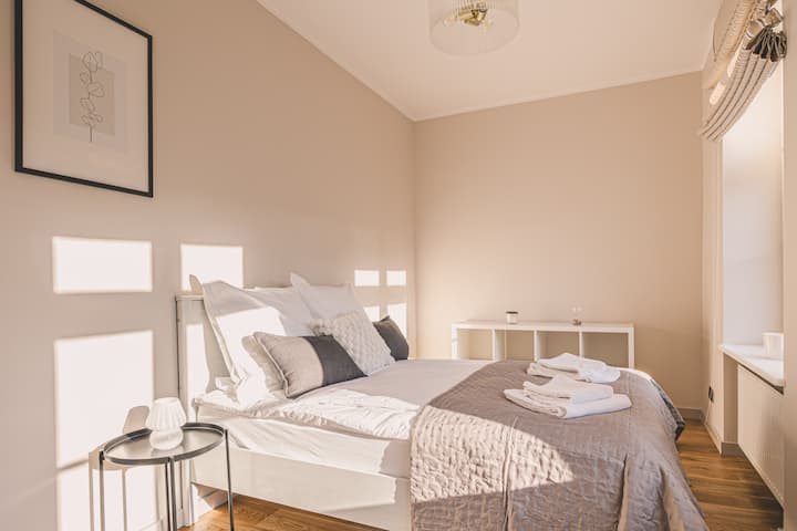 დილის სინათლით გარშემო ნათებული საძინებელი — იძინეთ და გაიღვიძეთ მშვიდ გარემოში.