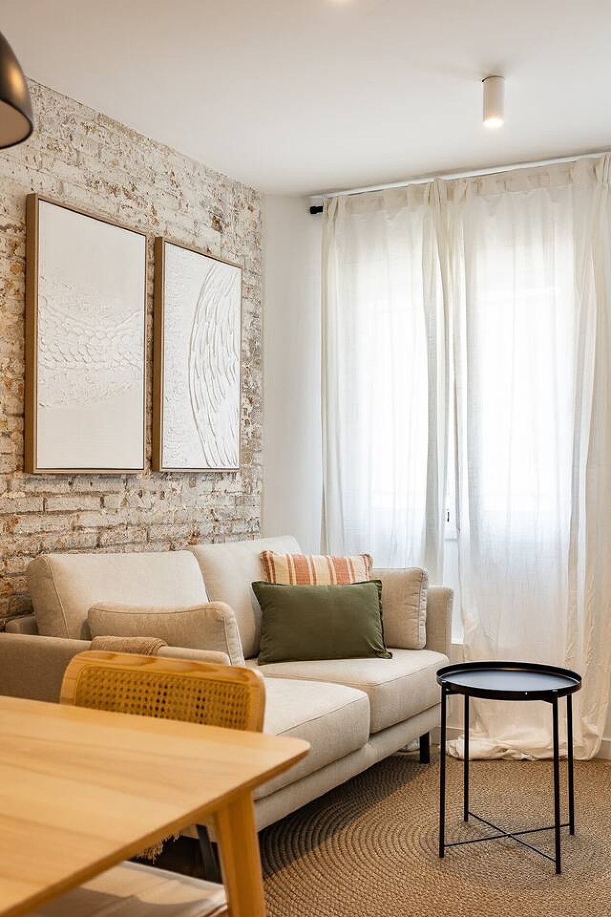 Curated visual reference: Visual Reference: Renovated Cozy Apartment Near The City Center