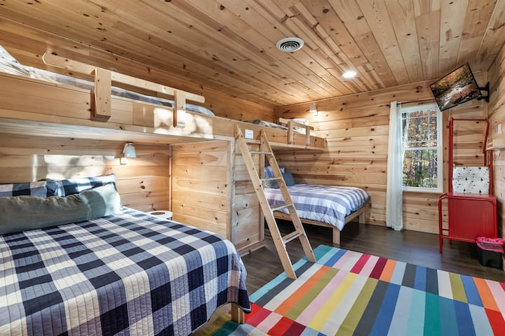 Chumba cha kupendeza chenye vitanda viwili vya ukubwa wa kati — kinachofaa kwa watoto au makundi.