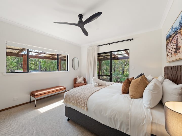 საძინებელი 2 — პირველი სართული — საწოლი 193×203 სმ და ჭერის ვენტილატორი