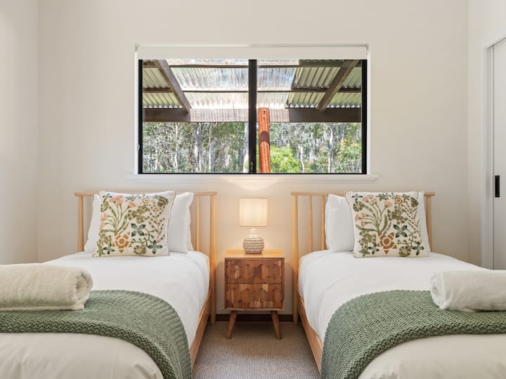 საძინებელი 3 — პირველი სართული — 2 ერთადგილიანი საწოლი და ჭერის ვენტილატორი