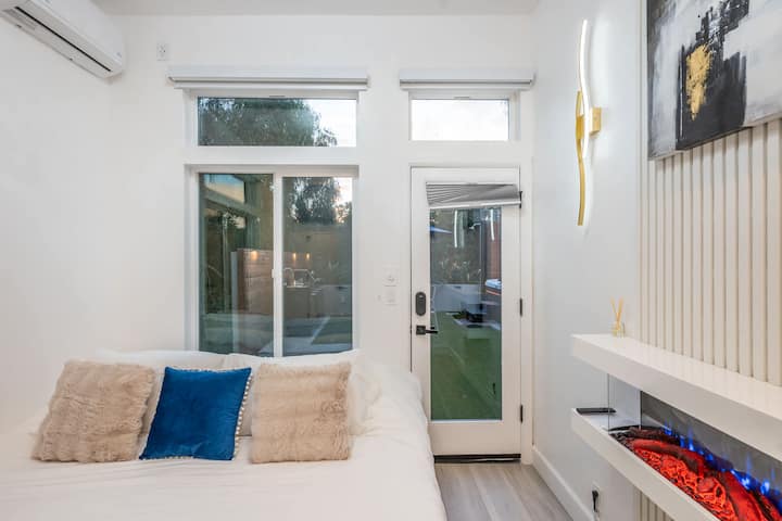 ห้องนอนแรก เตาผิง เตียงคิงไซส์แบบปรับได้ ทีวีขนาด 55 นิ้ว เข้าถึงสวนหลังบ้านส่วนตัว ตู้เสื้อผ้าแบบวอล์คอิน