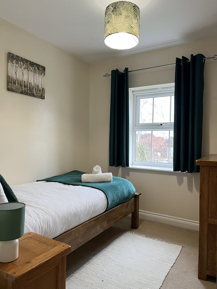 Acogedor dormitorio individual con vistas al jardín