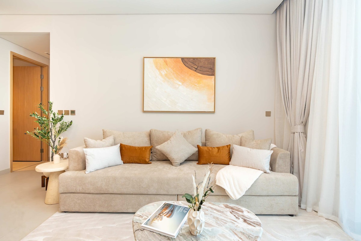 Savršen prostor za okupljanje. Opustite se na udobnom kauču i uživajte u zabavnim sadržajima na pametnom televizoru. Veliki prozori od poda do stropa omogućuju jednostavan pristup balkonu i prekrasnom pogledu na Burj Khalifu.