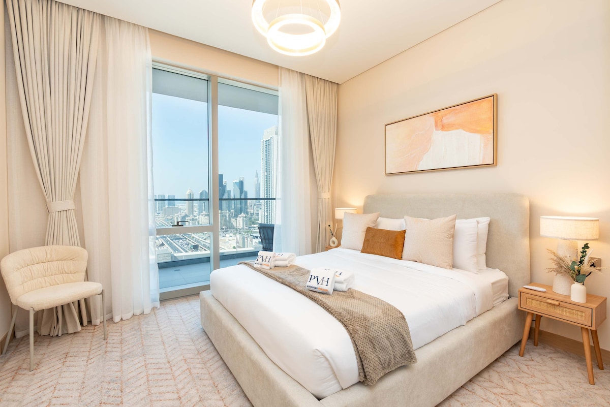 Spavaća soba 2 nudi miran prostor s prozorom od poda do stropa koji pruža prekrasan pogled i okrepljujuće prirodno svjetlo za početak dana.