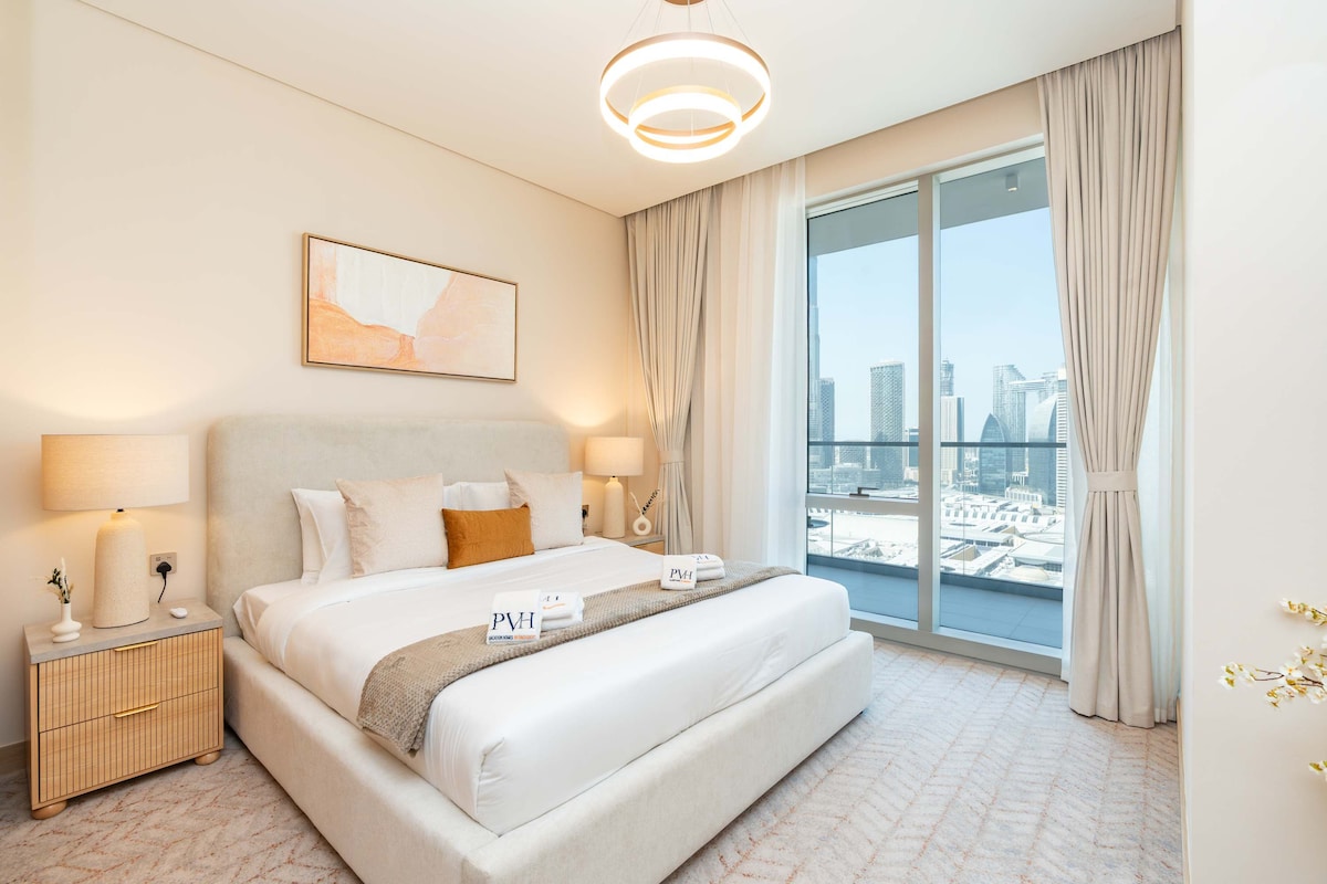 Luksuzni glavni apartman ima udoban bračni krevet (160 – 179 cm), ugrađeni ormar i privatnu kupaonicu. Izađite na balkon i uživajte u nezaboravnom pogledu na Burj Khalifu.