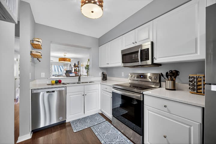 Tennis Views | Walk To Beach + Sleeps 4 - Hilton Head Island, SC