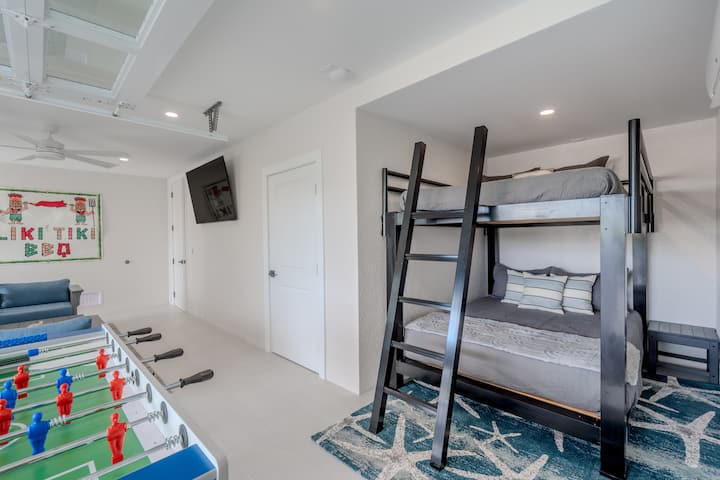 Zona de dormitorio con litera doble Queen.