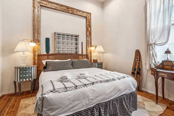 Acogedor dormitorio tamaño king con muebles antiguos y detalles vintage únicos.