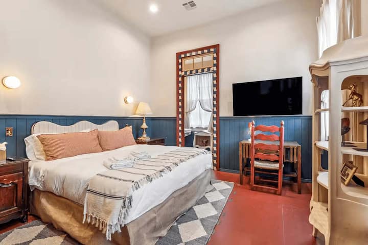 Dormitorio 4 con cama tamaño king, detalles vintage y un escritorio.