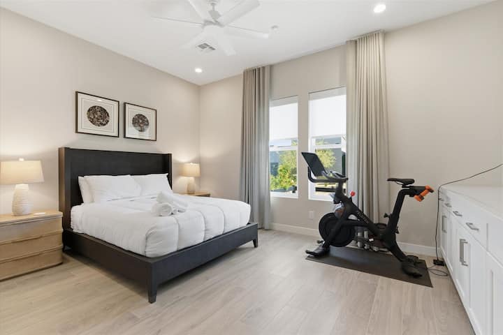 В третата спалня има двойно легло, велоергометър Peloton, смарт телевизор, гардероб, както и самостоятелна баня и отделен вход за допълнително удобство.