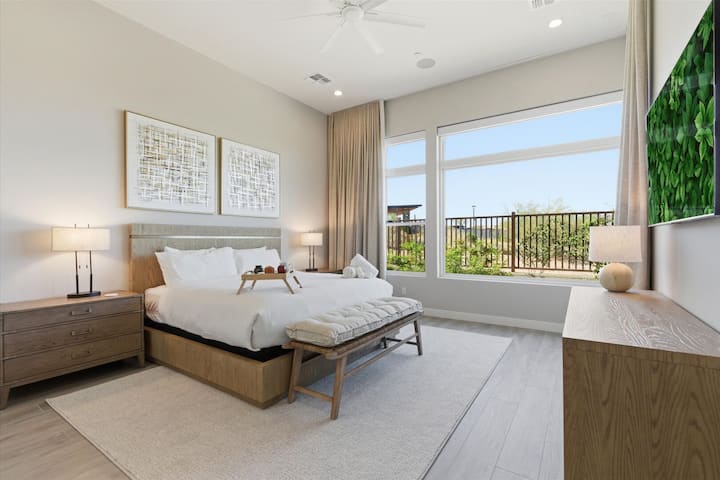 Основната спалня разполага с двойно легло „king size“, смарт телевизор, голям скрин, дрешник, меки дървени тонове и самостоятелна баня.