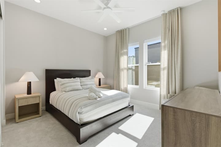 Втората спалня включва двойно легло, скрин, уютен стол за отдих и гардероб, както и самостоятелна баня.