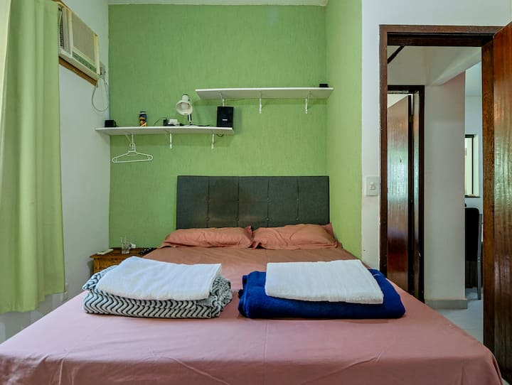 Quarto climatizado para noites tranquilas e agradáveis
