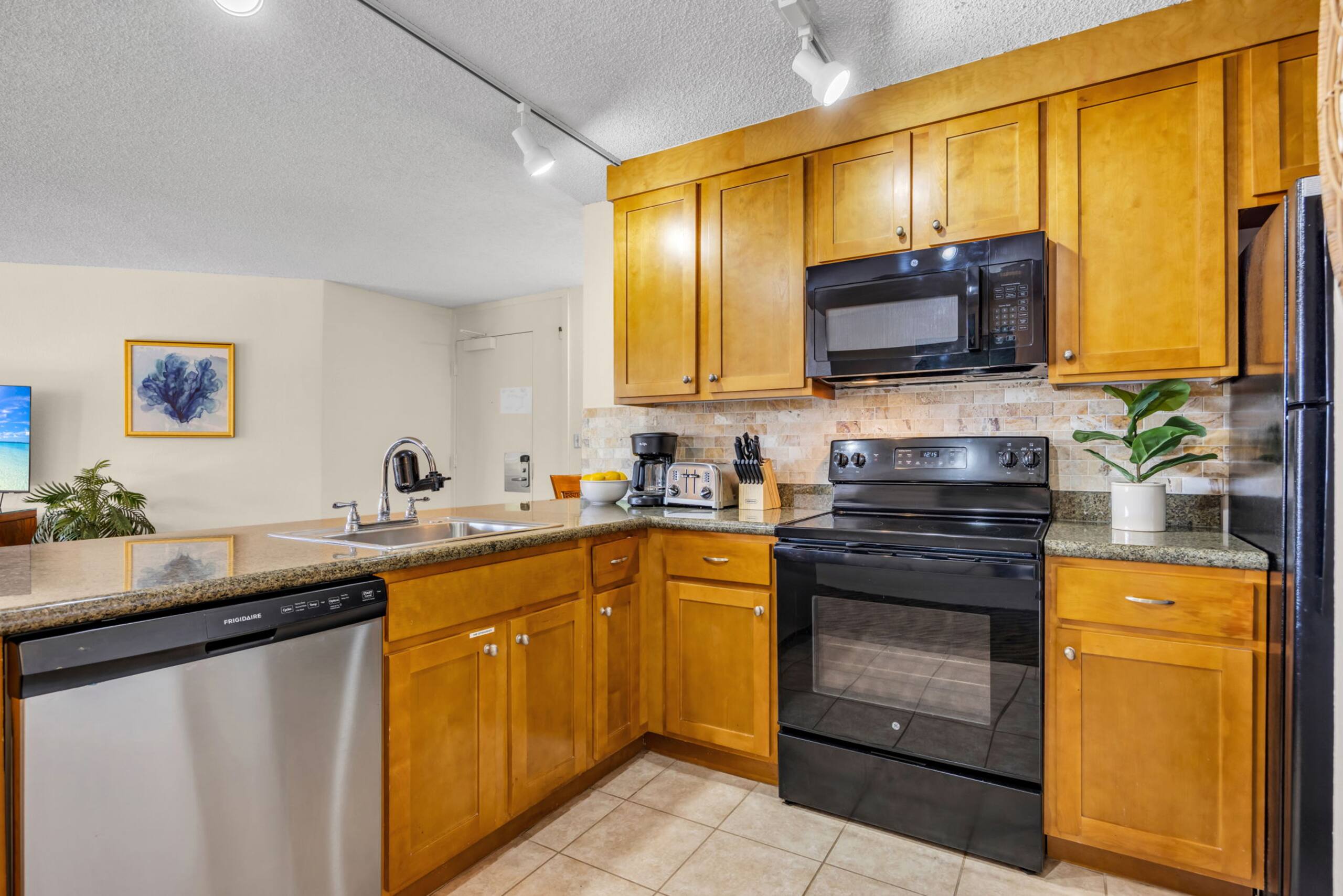 Condo in Lahaina · ★5.0 · 1 bedroom · 2 beds · 1 bath - Image 3