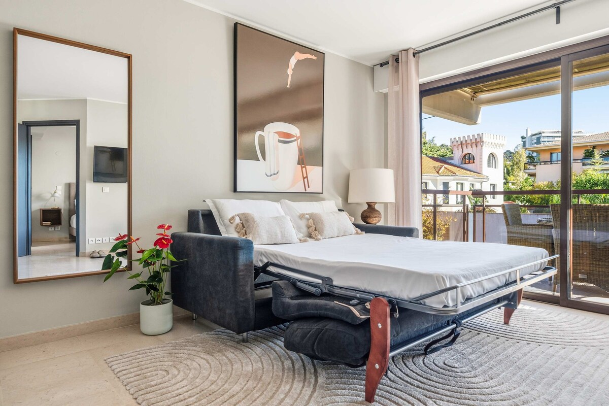 დიდი ღია სივრცე ბუნებრივი სინათლით, რბილი ავეჯით და ტერასაზე გასასვლელით