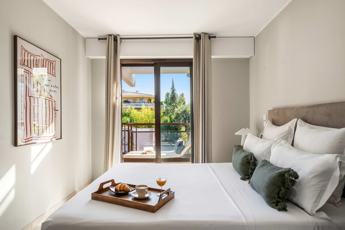 გაიღვიძეთ ამ მშვიდ საძინებელში, რომლიდანაც ხედი იშლება — თქვენი პირადი თავშესაფარი