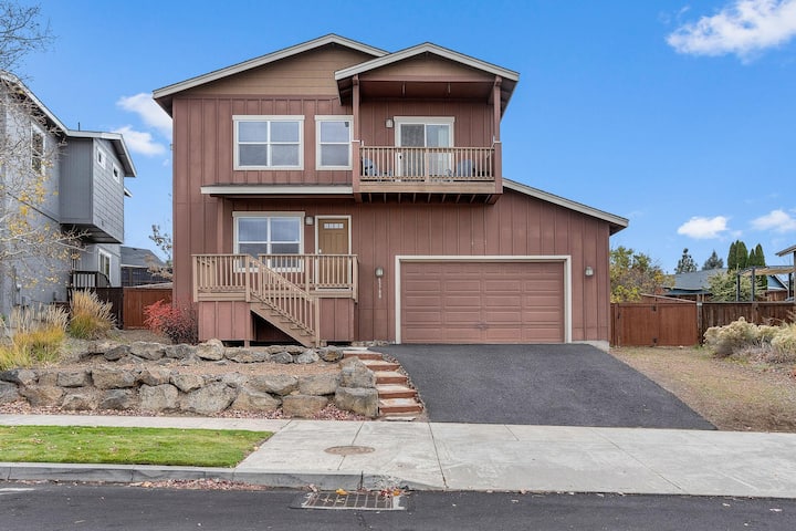 New Listing! Mountain Views ~ Dog Friendly! - Bend, OR