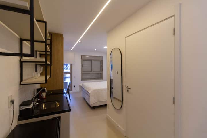 مساحة متكاملة تجمع بين الراحة والطابع العملي والإضاءة الجيدة