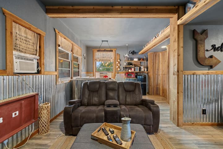 Flame-inspired Haven + Outdoor Tv Lounge & Hot Tub - Fredericksburg, TX